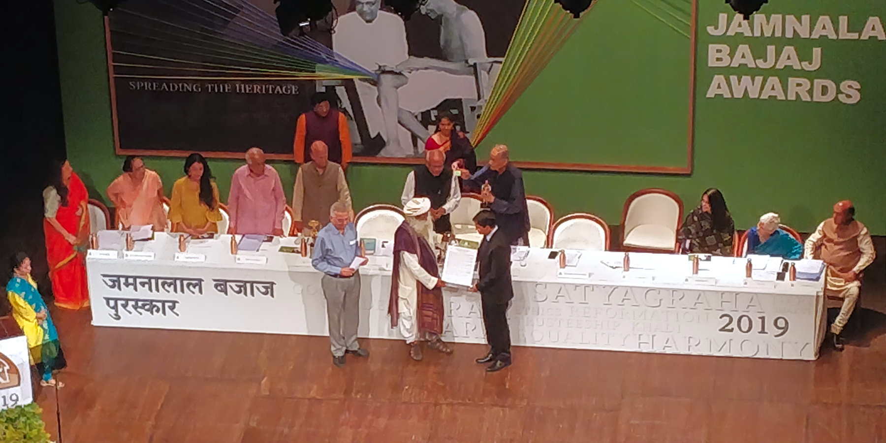 Shri Satguru being awarded the  Mr. Mohammad Imran Khan Mewati.