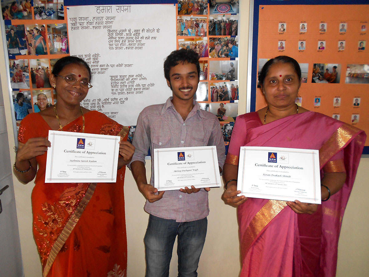 Beneficiaries awarded the participation certificate in a Financial Education Programme (October, 2012)