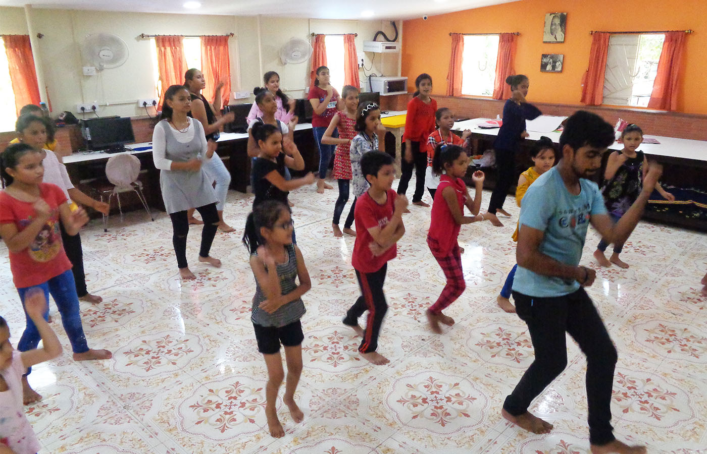 Taal Se Taal Mila ...Kids with Dance Teacher practicing dance steps 