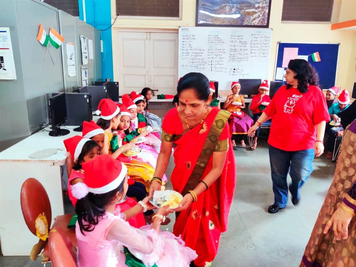 Snacks being distributed to students by staff of Hamaara Sapna